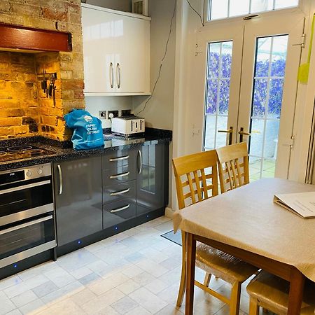Green Sails House Уеймут Екстериор снимка